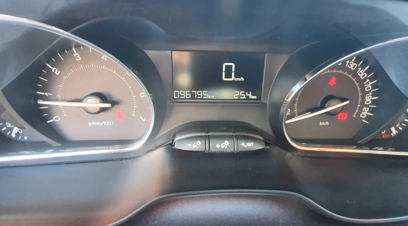 Peugeot 2008 1.2i Pure Tech 97хил.км!, снимка 16 - Автомобили и джипове - 54338868