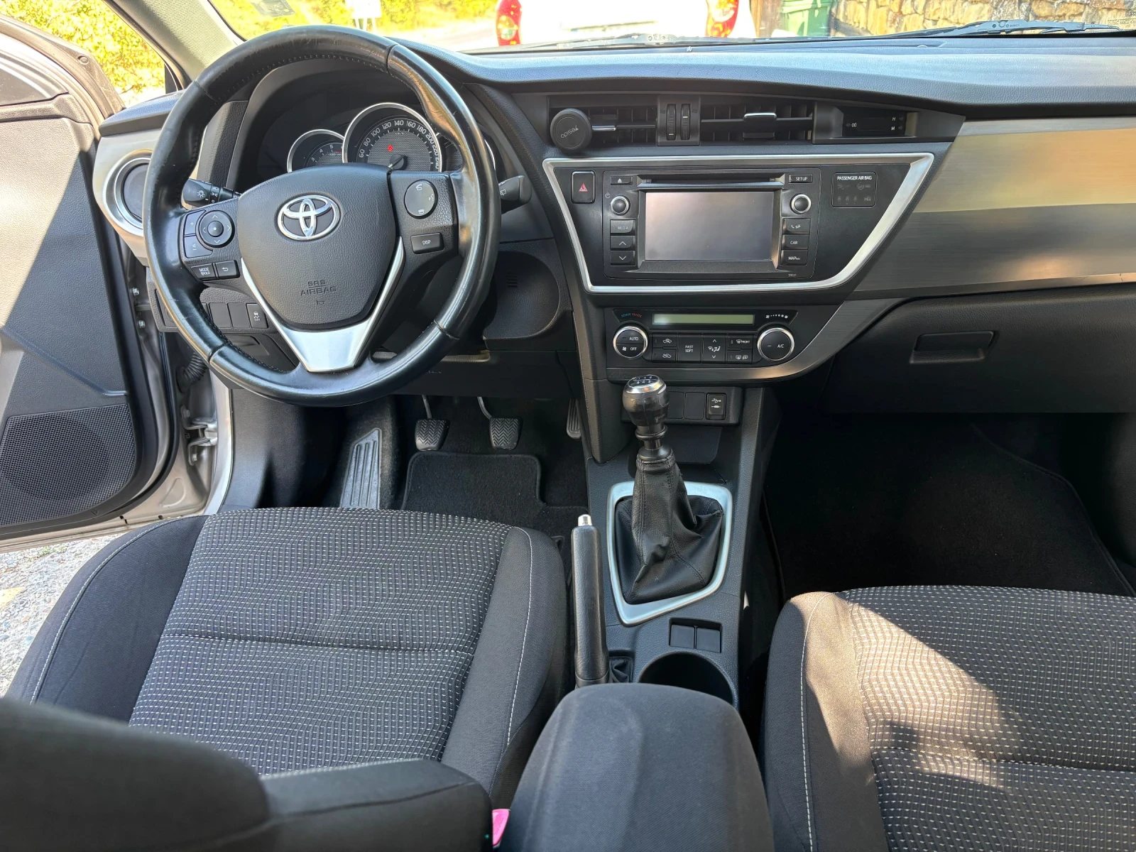 Toyota Auris, снимка 9 - Автомобили и джипове - 56315374