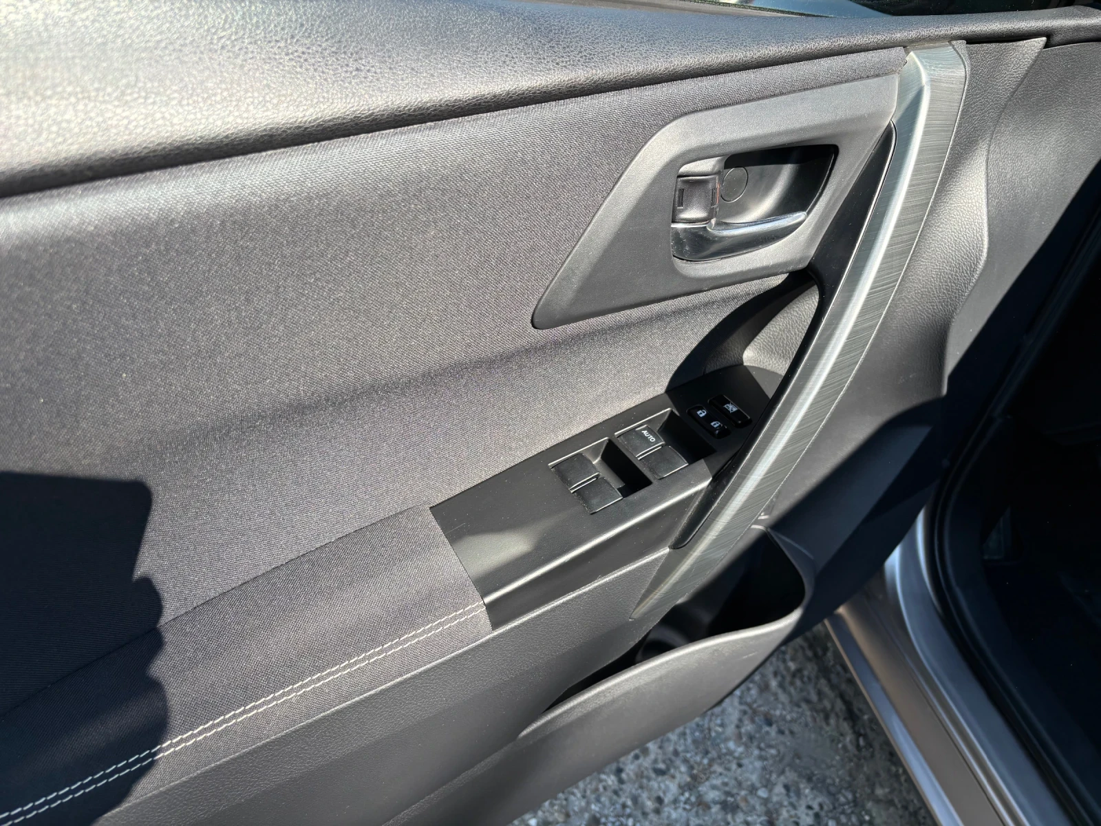 Toyota Auris, снимка 13 - Автомобили и джипове - 56315374