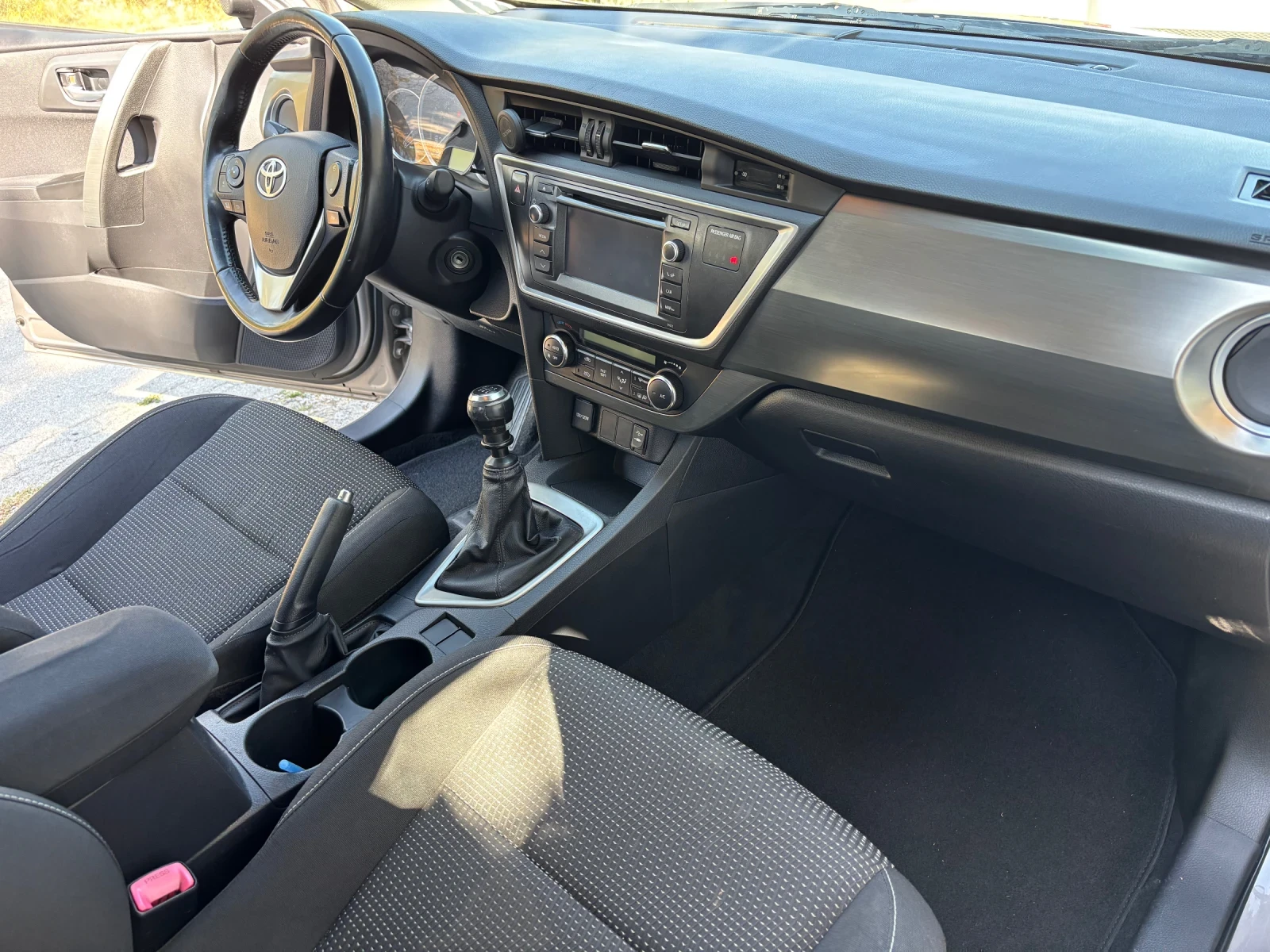 Toyota Auris, снимка 10 - Автомобили и джипове - 56315374