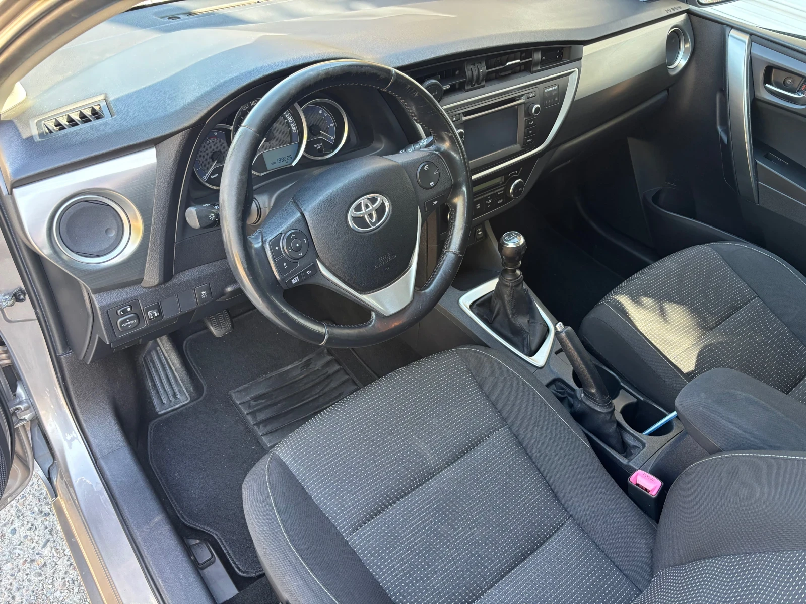 Toyota Auris, снимка 8 - Автомобили и джипове - 56315374