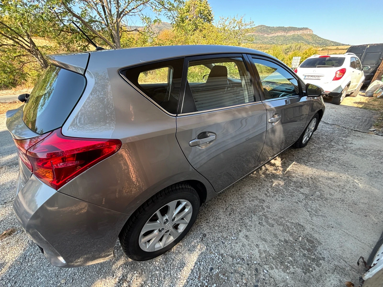 Toyota Auris, снимка 7 - Автомобили и джипове - 56315374