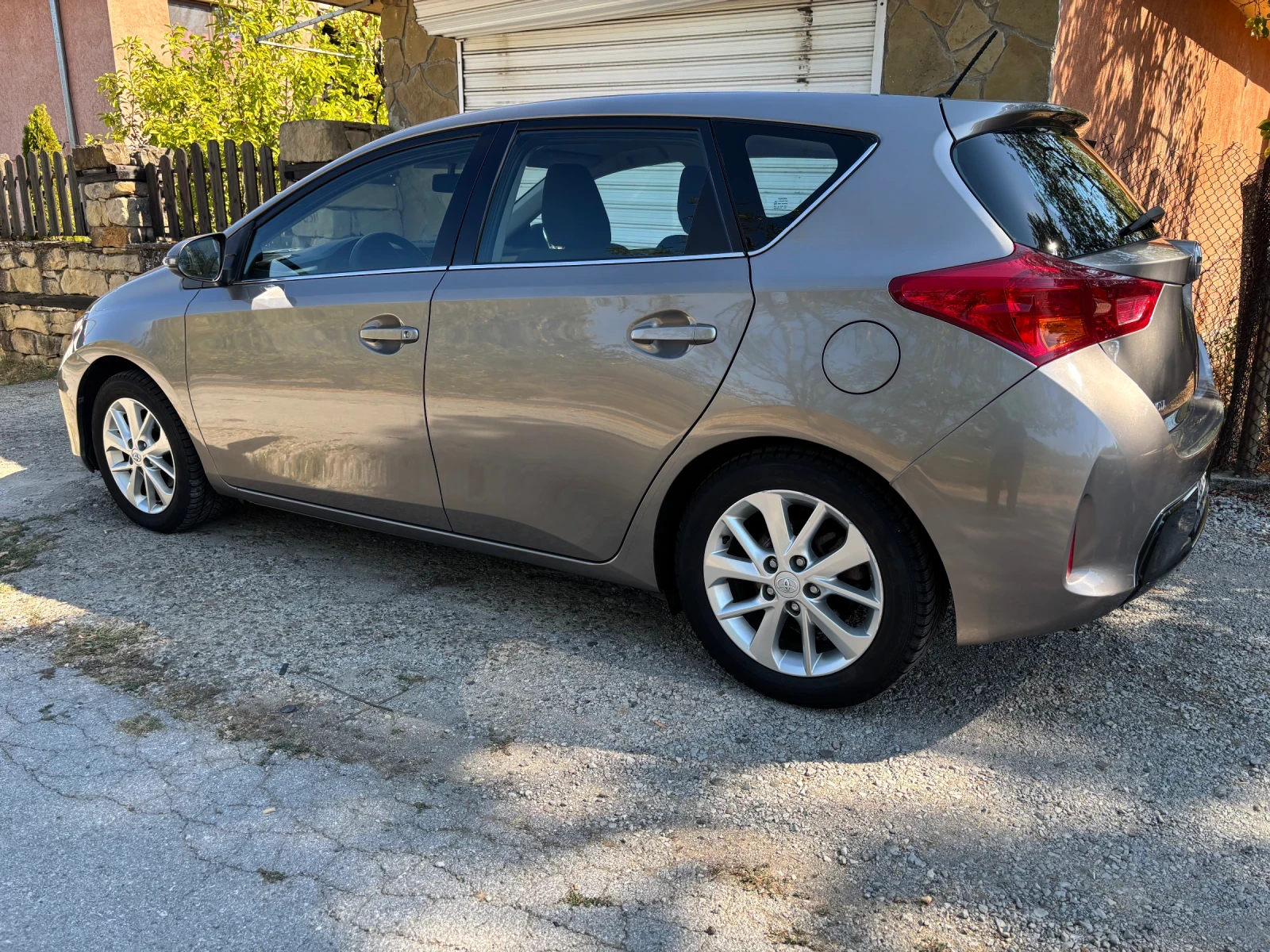 Toyota Auris, снимка 2 - Автомобили и джипове - 56315374