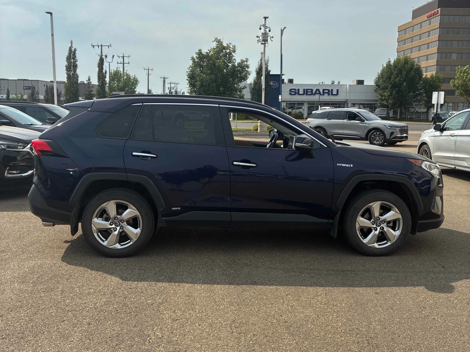 Toyota Rav4 * Hybrid Limited * АВТОКРЕДИТ БЕЗ ПЪРВОНАЧАЛНА* , снимка 3 - Автомобили и джипове - 55881150
