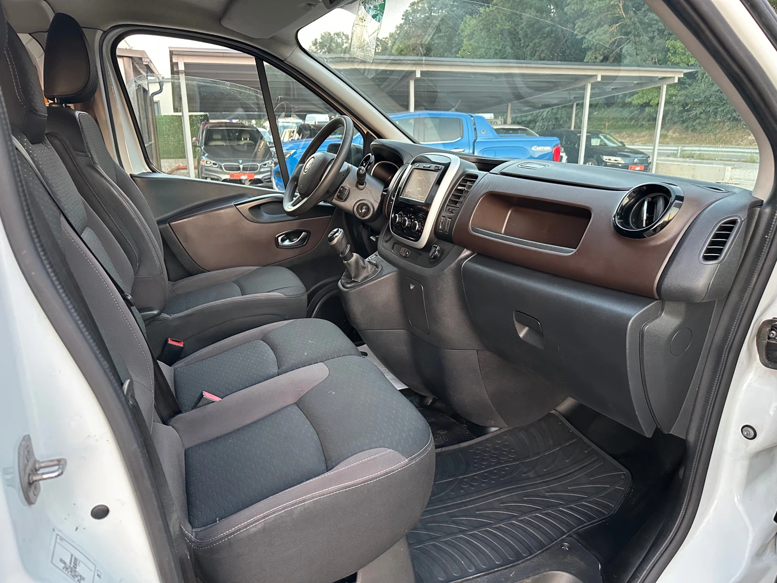 Renault Trafic 2.0DCI MAXI 6 МЕСТА НАВИ КЛИМАТИК, снимка 11 - Бусове и автобуси - 55633890