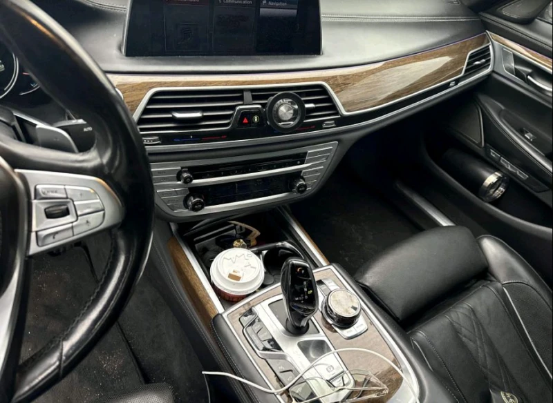 BMW 750 4.4L V8 xDrive , снимка 7 - Автомобили и джипове - 52562163