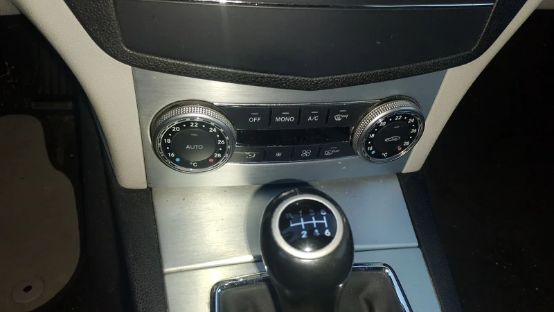 Mercedes-Benz C 220 2.2 д 6 ск., снимка 10 - Автомобили и джипове - 52682580