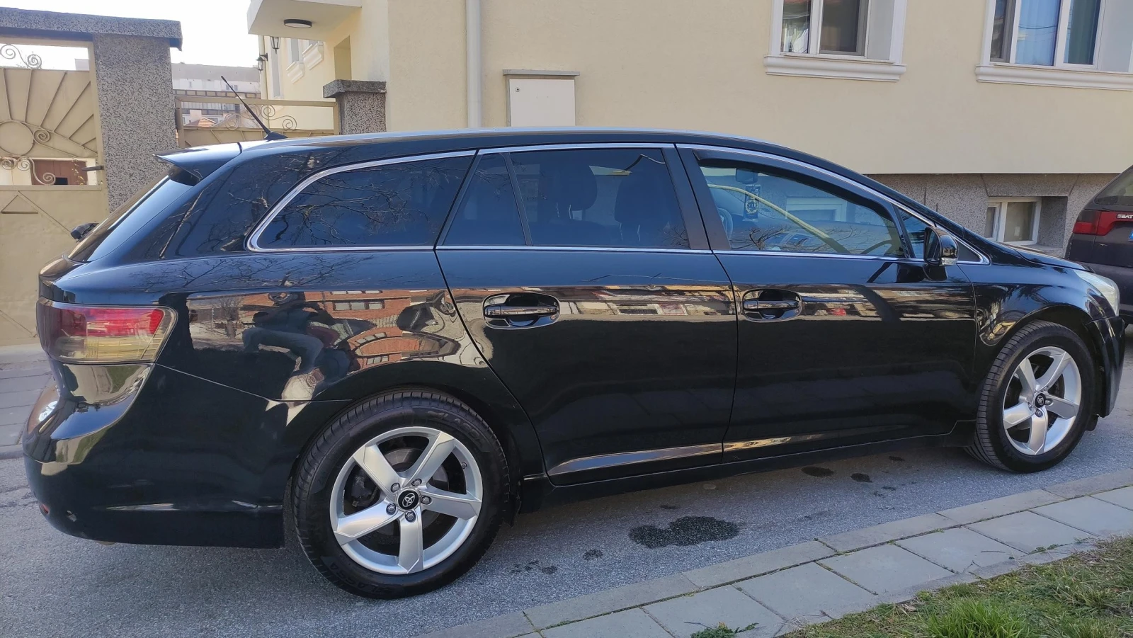 Toyota Avensis D-4D , снимка 11 - Автомобили и джипове - 53746262