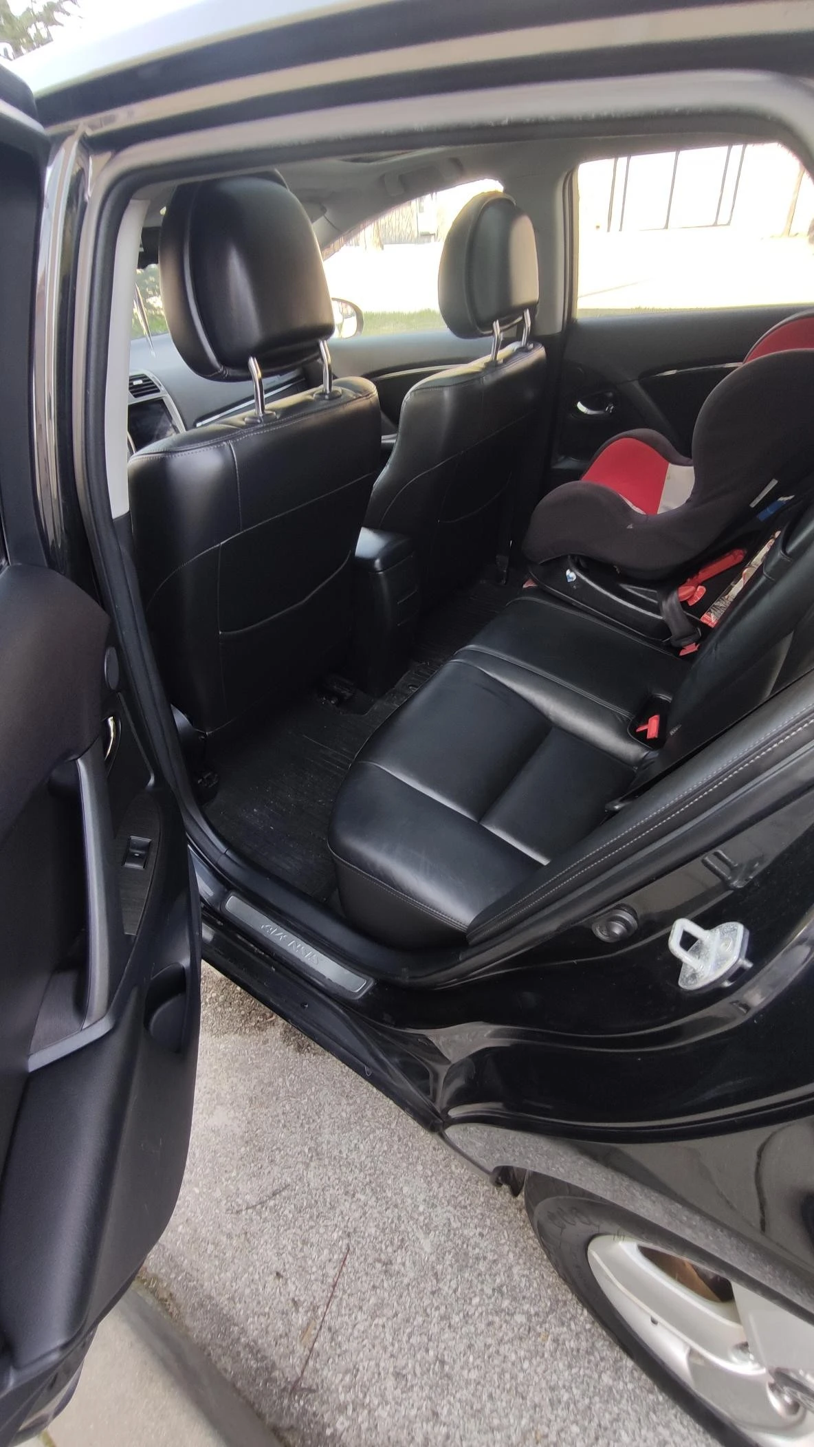 Toyota Avensis D-4D , снимка 8 - Автомобили и джипове - 53746262