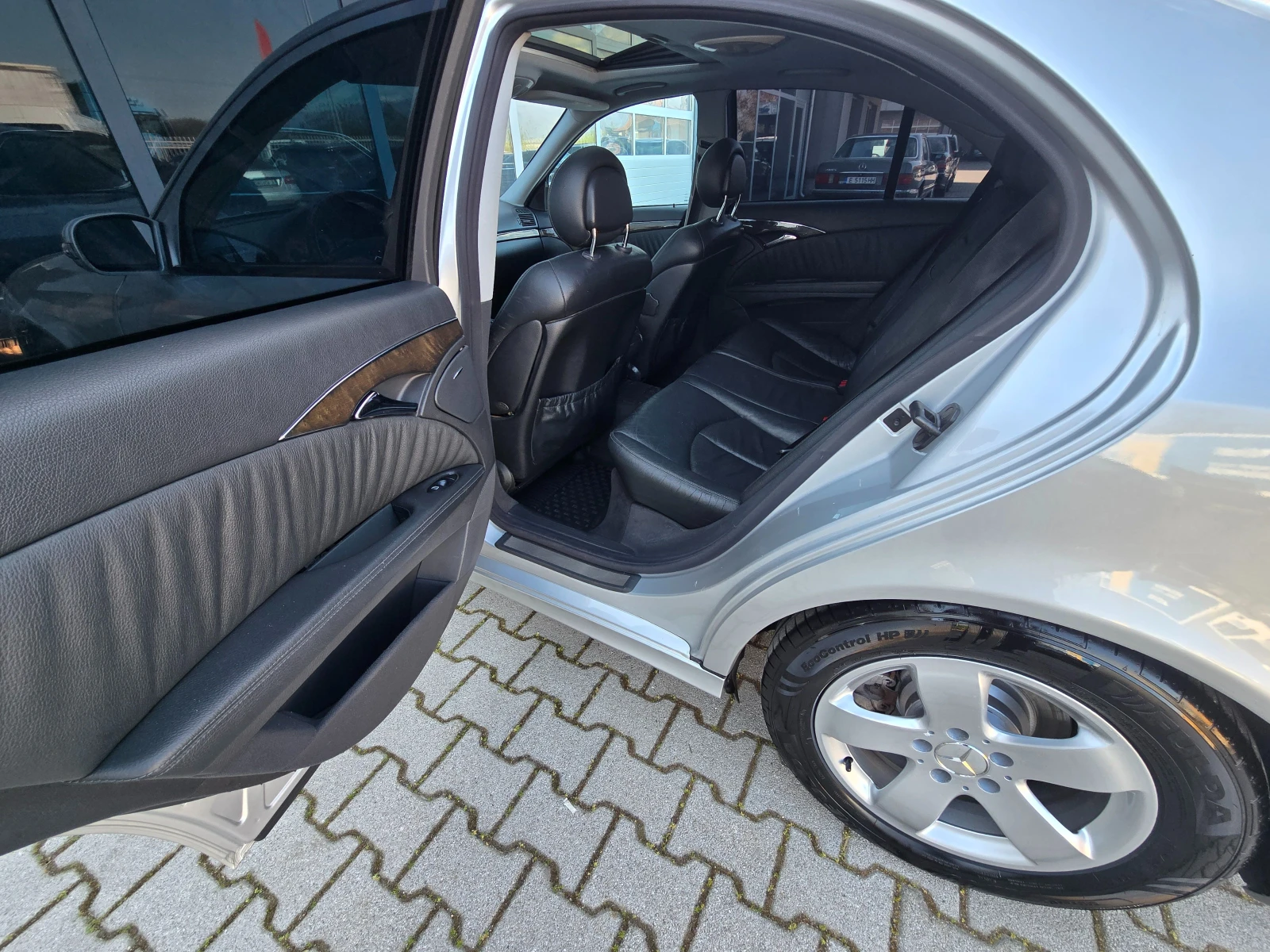 Mercedes-Benz E 270 AVANTGARDE* * , снимка 13 - Автомобили и джипове - 54460725