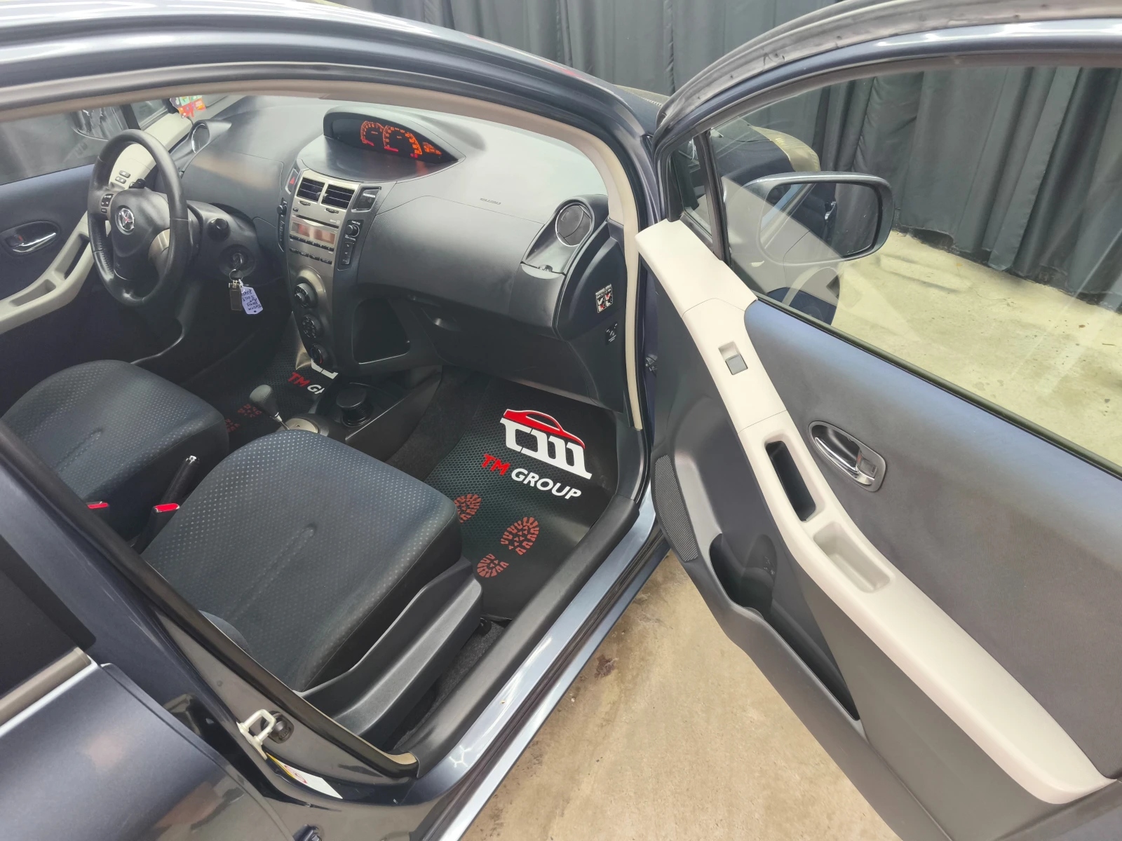 Toyota Yaris 1.3VVT-I Automatic 101k.c , снимка 12 - Автомобили и джипове - 54679963