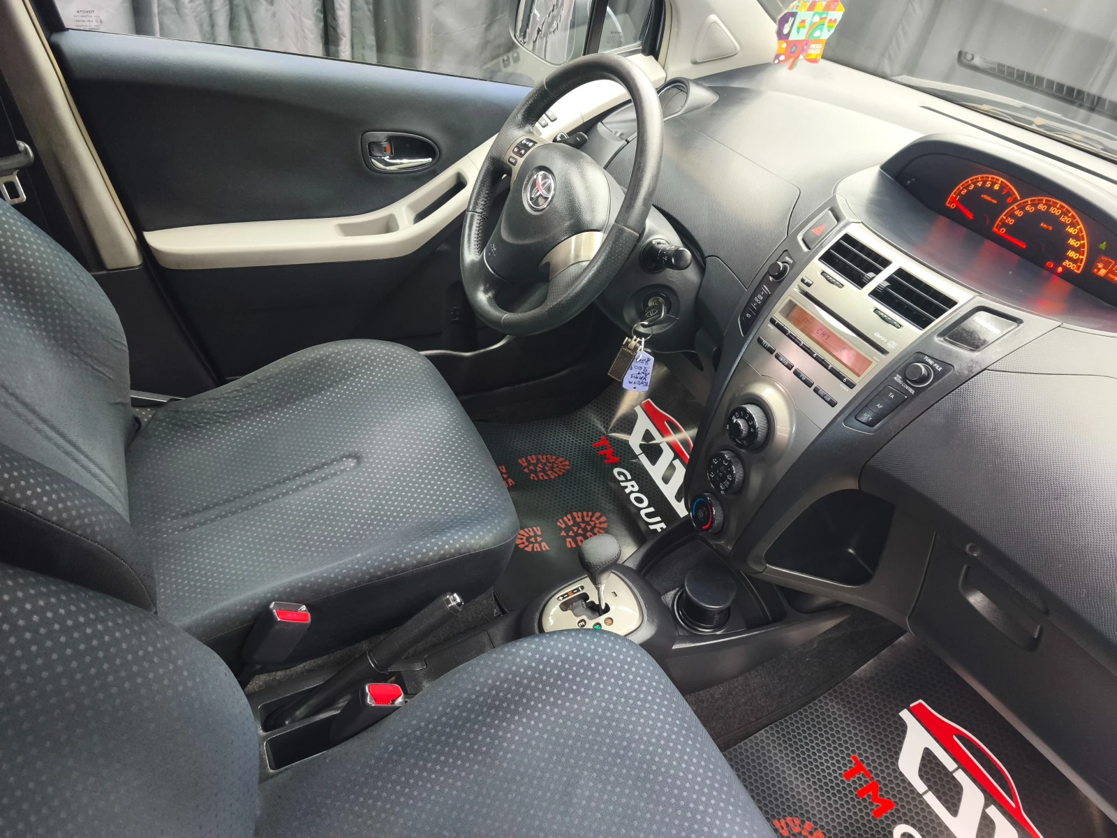 Toyota Yaris 1.3VVT-I Automatic 101k.c , снимка 13 - Автомобили и джипове - 54679963