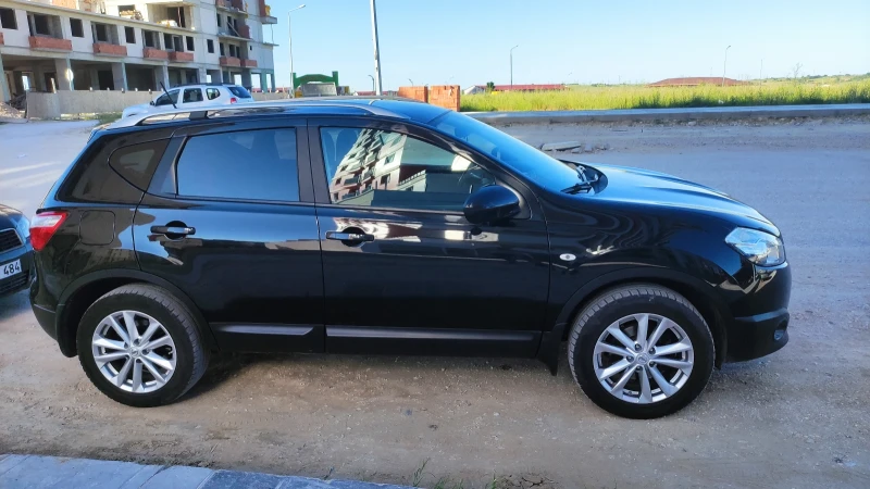 Nissan Qashqai 2.0, снимка 4 - Автомобили и джипове - 48275699