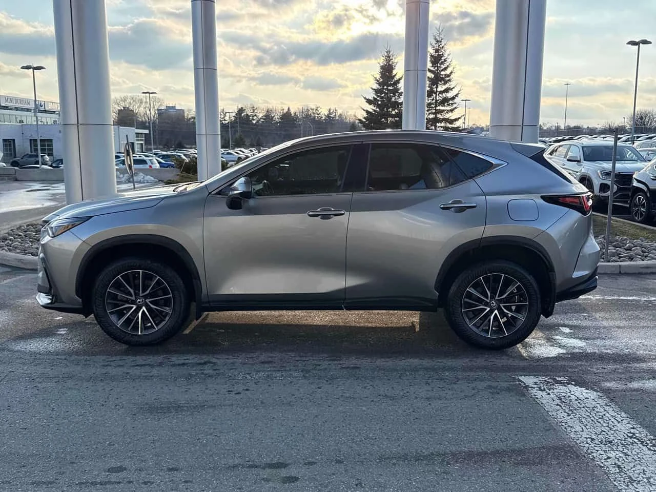 Lexus NX * 350h * 2 КЛЮЧА* PANO* KEYLESS* ПОДГРЕВ* , снимка 2 - Автомобили и джипове - 53989904