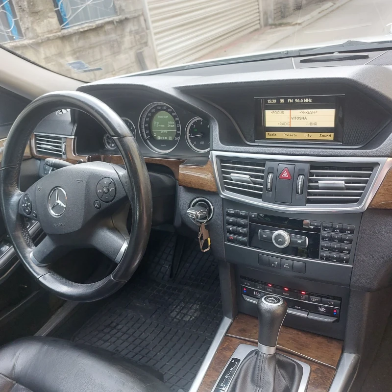 Mercedes-Benz E 200 2.2 CDI, снимка 12 - Автомобили и джипове - 47589580