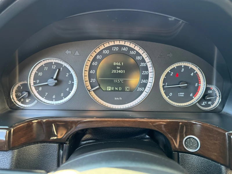 Mercedes-Benz E 220 170кс.-АВТОМАТ, снимка 9 - Автомобили и джипове - 52079041