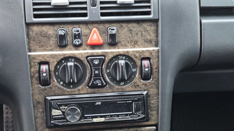 Mercedes-Benz E 280 ГАЗ- БЕНЗИН, снимка 14 - Автомобили и джипове - 53541279