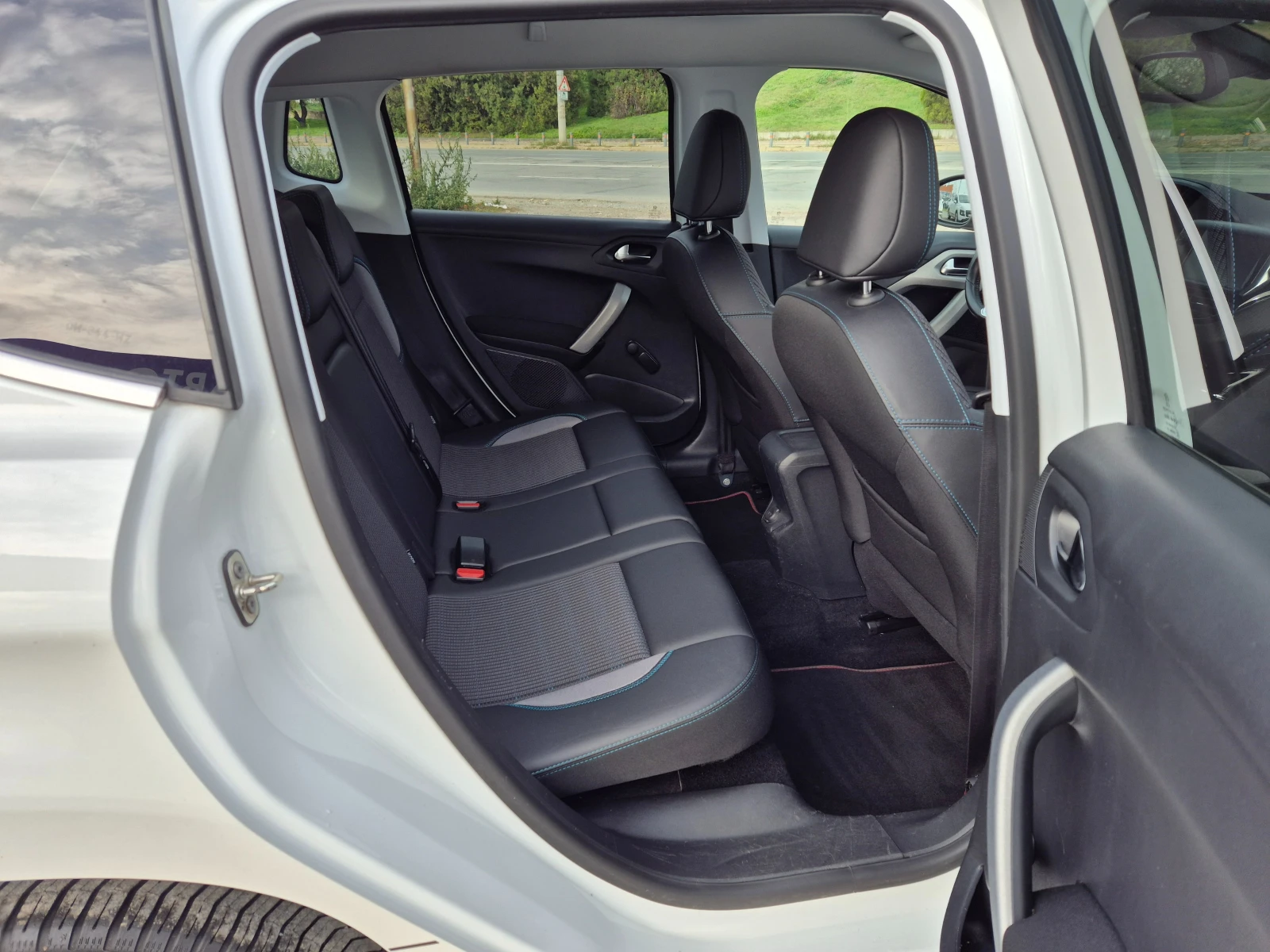 Peugeot 2008 1.2i UrbanCross - изображение 10