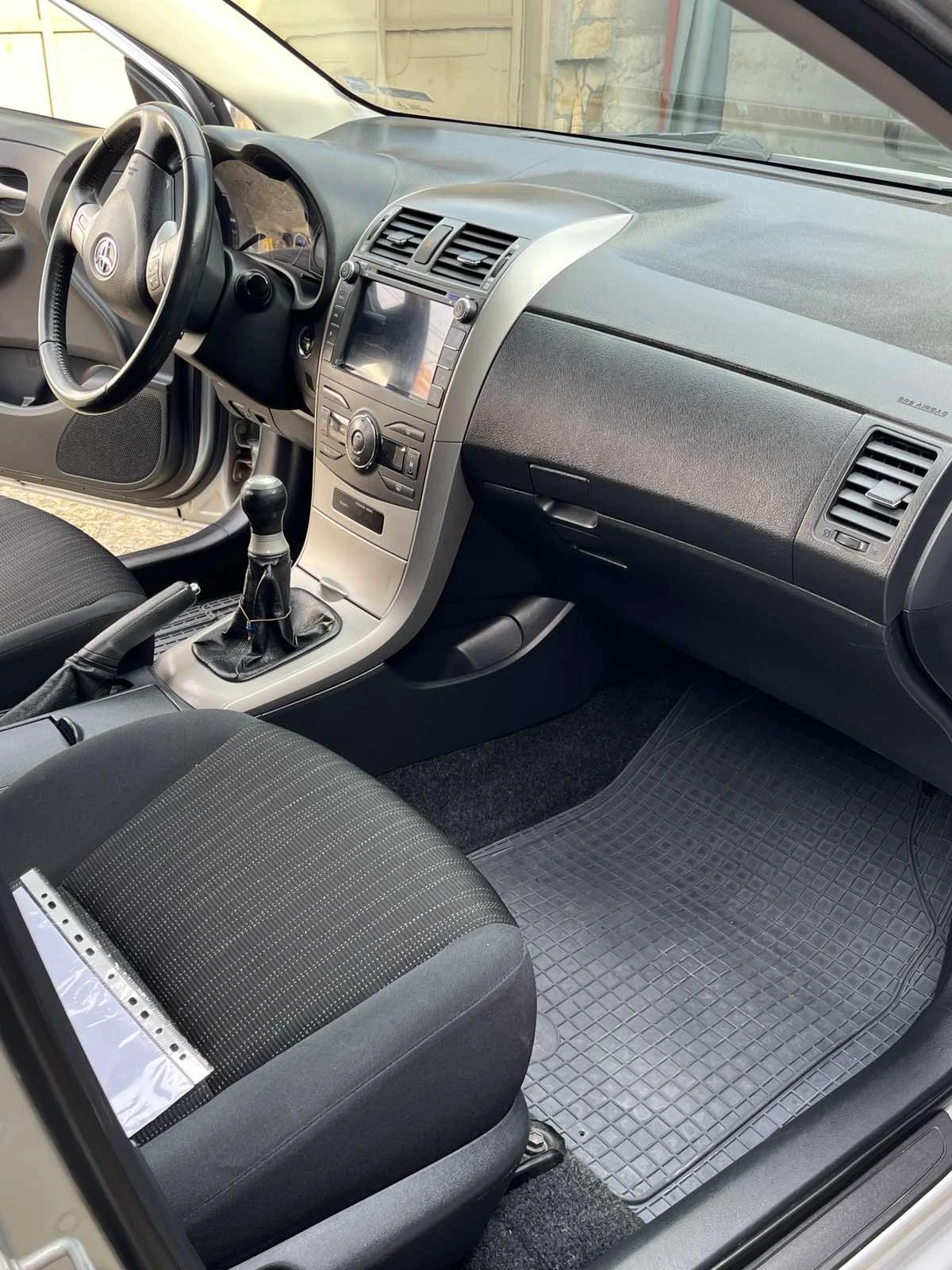 Toyota Corolla Втори собственик! - изображение 10