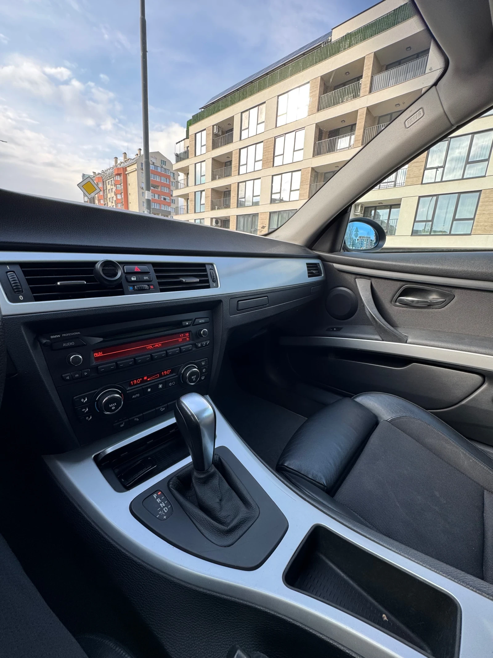 BMW 325 Xi, снимка 8 - Автомобили и джипове - 54043448