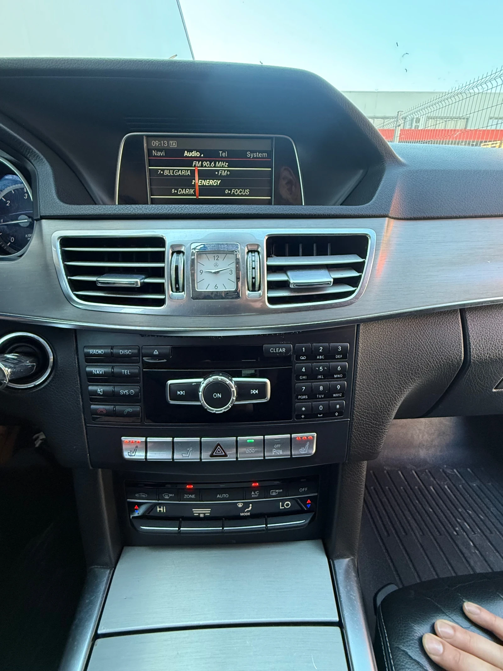 Mercedes-Benz E 200, снимка 5 - Автомобили и джипове - 54191248