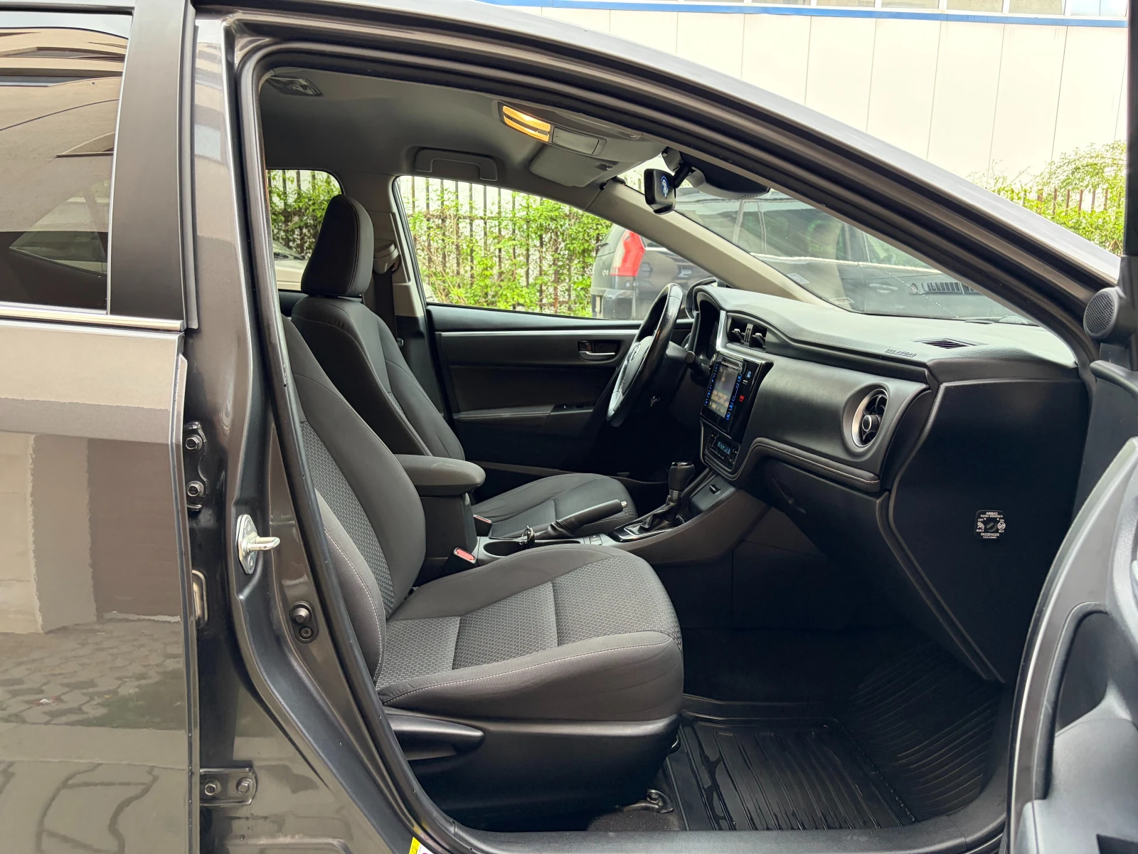 Toyota Corolla 1.6 CVT Anniversary- в Гаранция, снимка 16 - Автомобили и джипове - 54526862