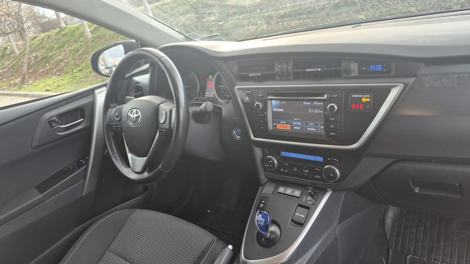 Toyota Auris 1.8 Hybrid* Перфектна* 4.5/100км* БАРТЕР, снимка 12 - Автомобили и джипове - 54548100