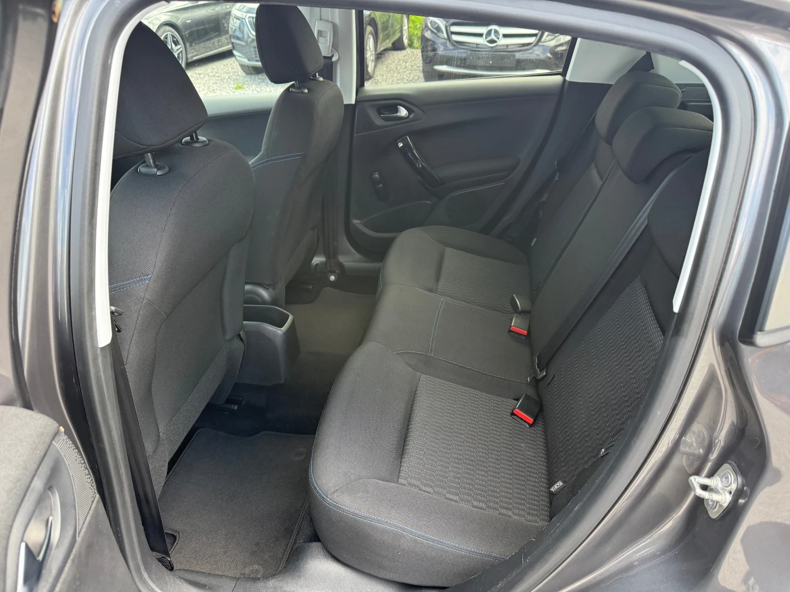 Peugeot 208 Facelift 2018 STYLE 1.2i (82hp) Euro 6 / 121000km, снимка 13 - Автомобили и джипове - 54569159