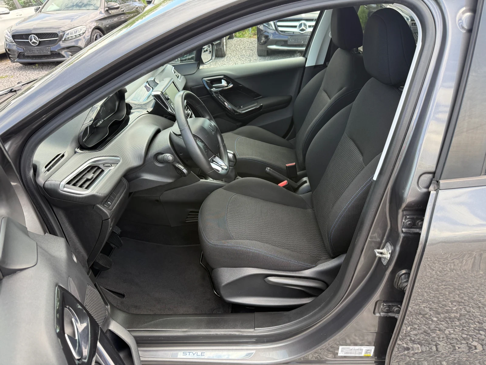 Peugeot 208 Facelift 2018 STYLE 1.2i (82hp) Euro 6 / 121000km, снимка 11 - Автомобили и джипове - 54569159