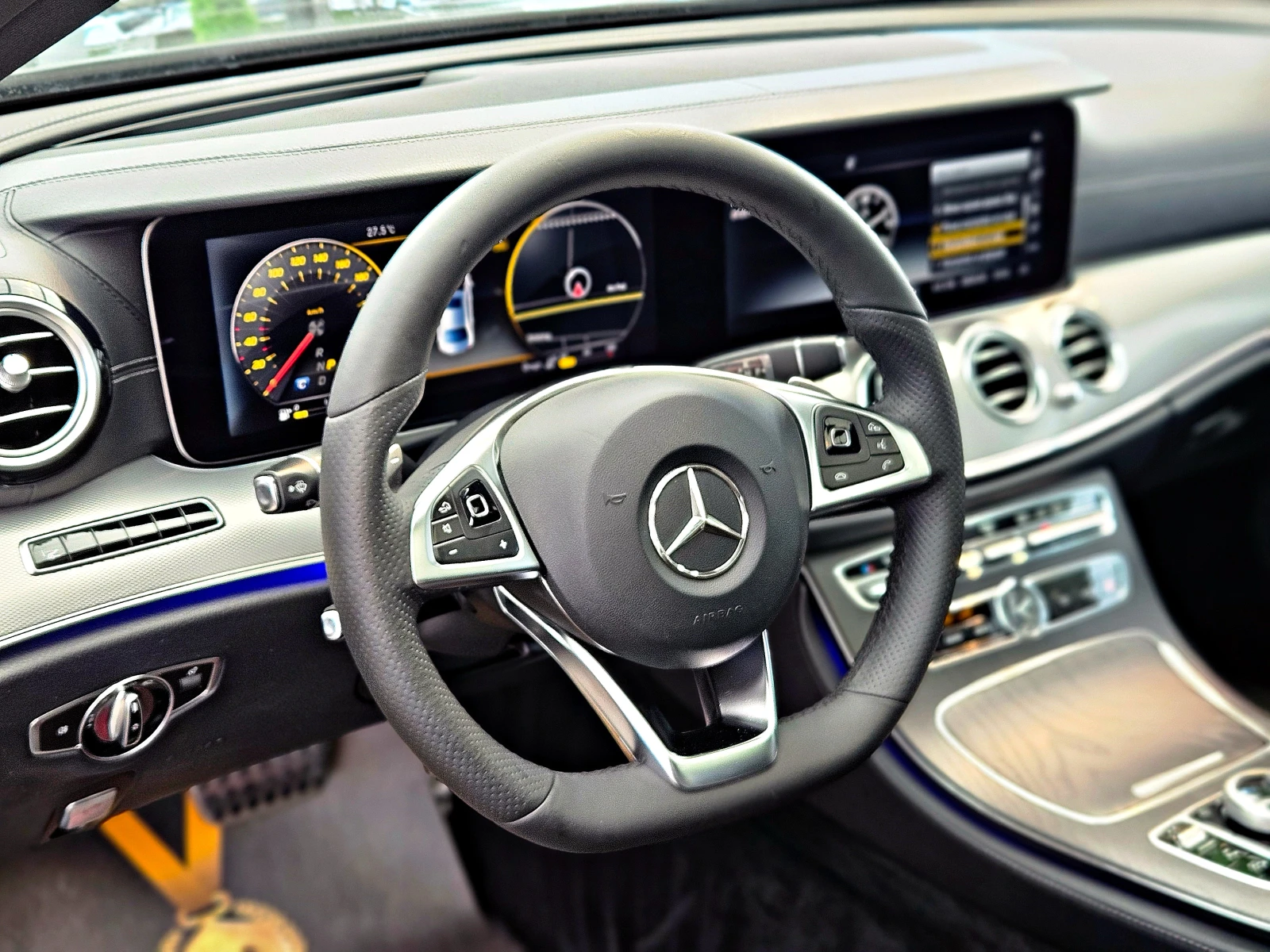 Mercedes-Benz E 220 AMG/GERMANY/PANO/360CAMERA/HUD/ПОДГРЕВ/CAR PLAY/LI, снимка 10 - Автомобили и джипове - 54626276