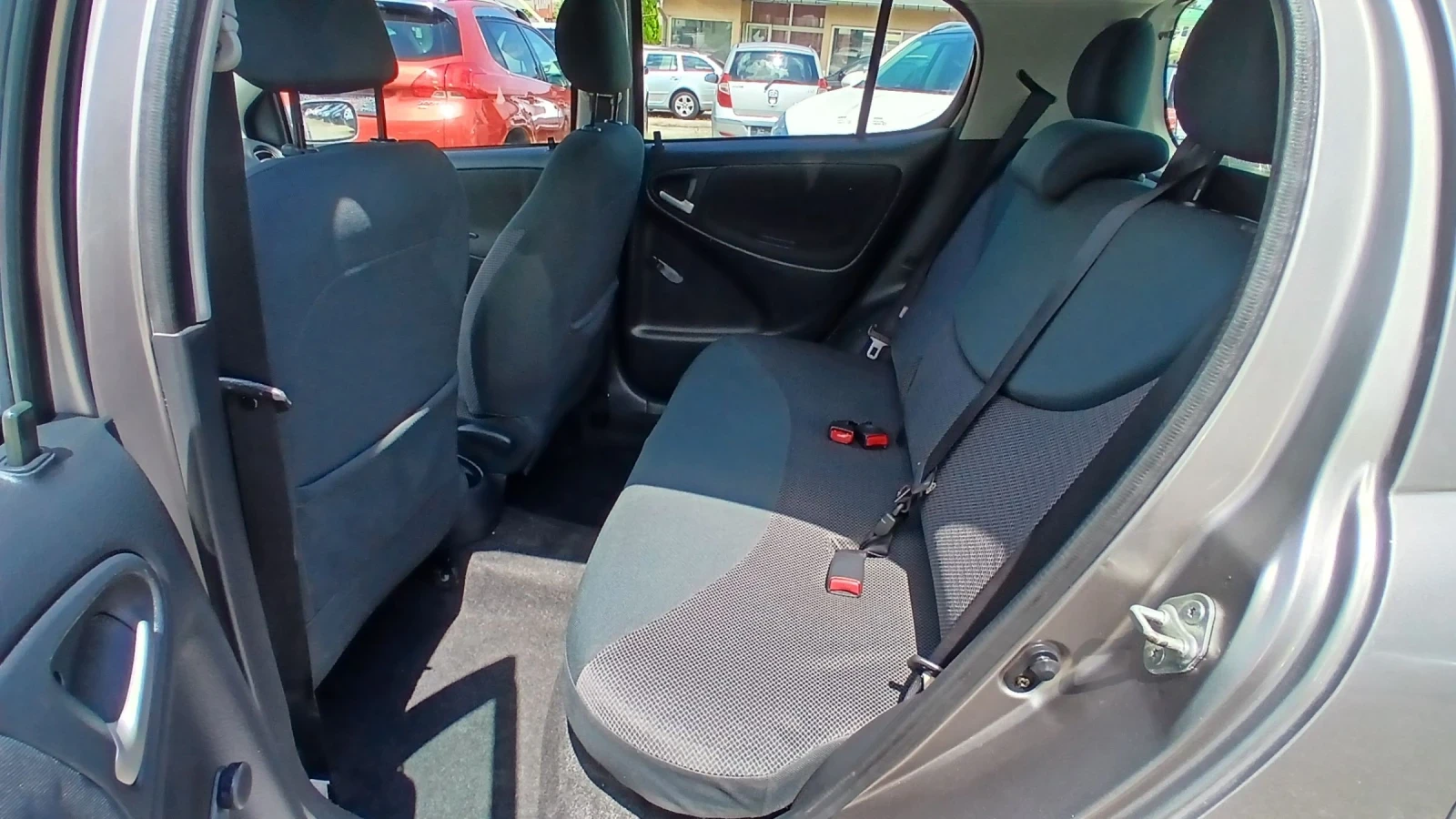 Toyota Yaris 1, 0i, снимка 9 - Автомобили и джипове - 54891729