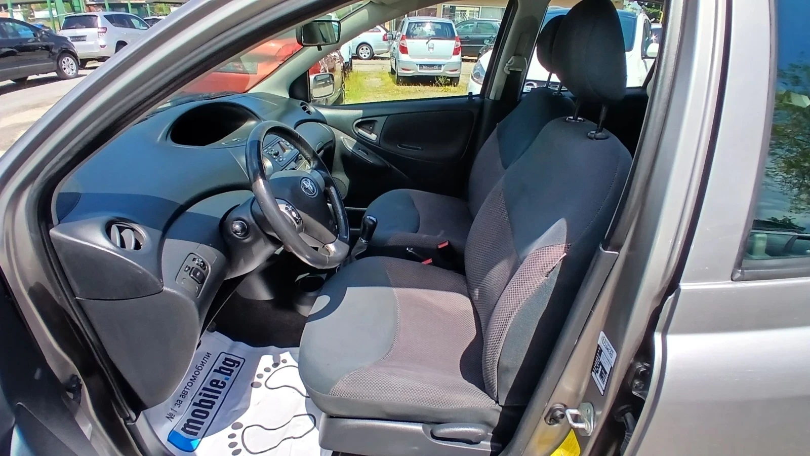 Toyota Yaris 1, 0i, снимка 8 - Автомобили и джипове - 54891729