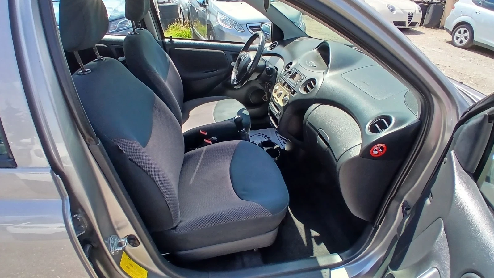 Toyota Yaris 1, 0i, снимка 10 - Автомобили и джипове - 54891729