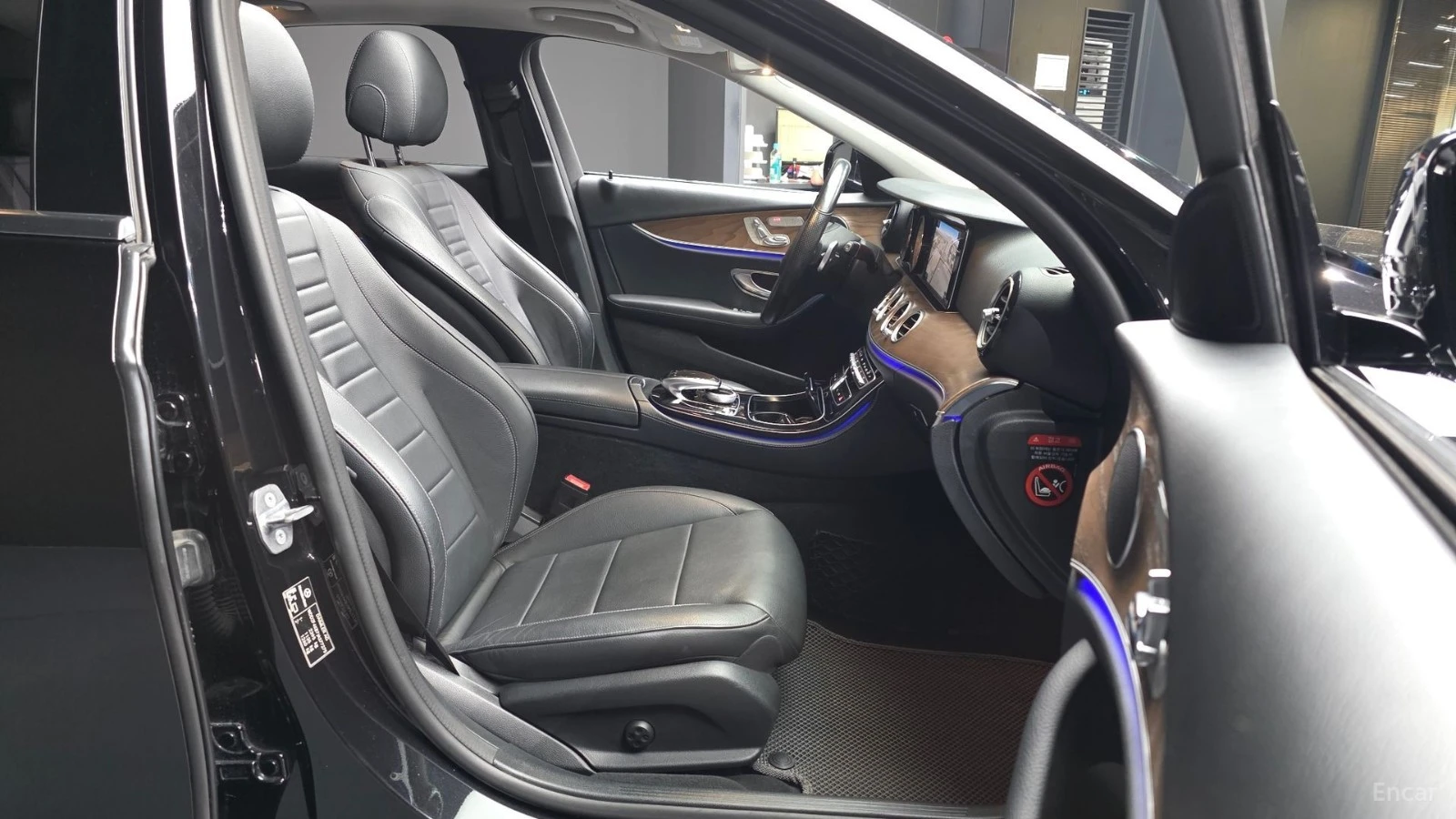 Mercedes-Benz E 300 4MATIC EXCLUSIVE STANDART, снимка 9 - Автомобили и джипове - 55501770