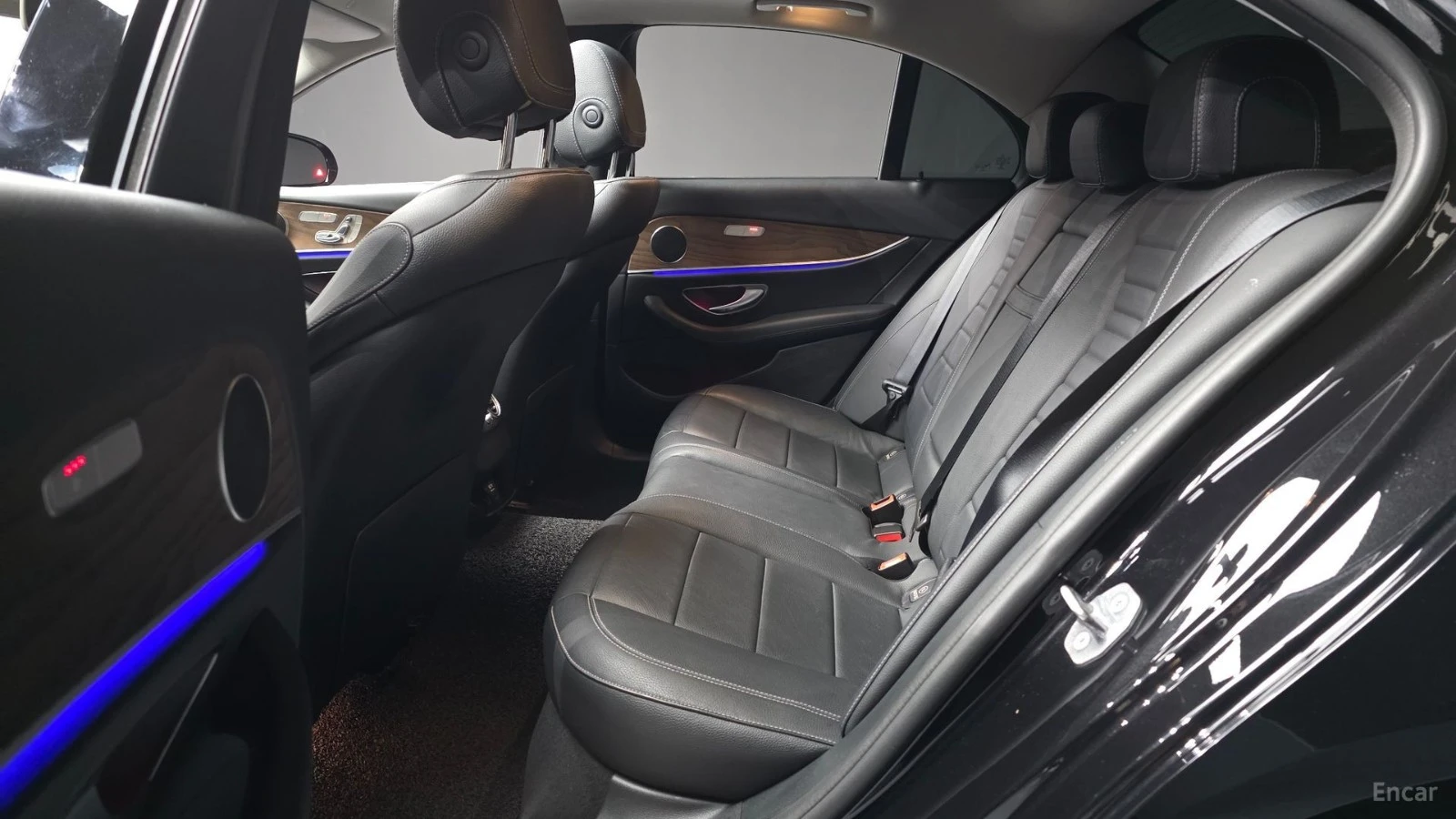 Mercedes-Benz E 300 4MATIC EXCLUSIVE STANDART, снимка 10 - Автомобили и джипове - 55501770