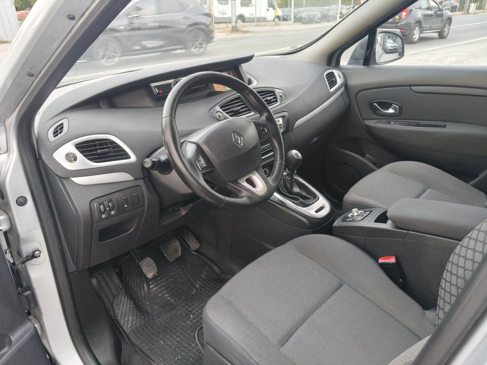 Renault Scenic 1.5dci, снимка 8 - Автомобили и джипове - 56433962