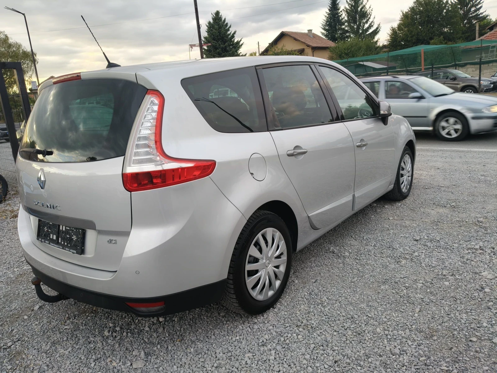 Renault Scenic 1.5dci, снимка 5 - Автомобили и джипове - 56433962