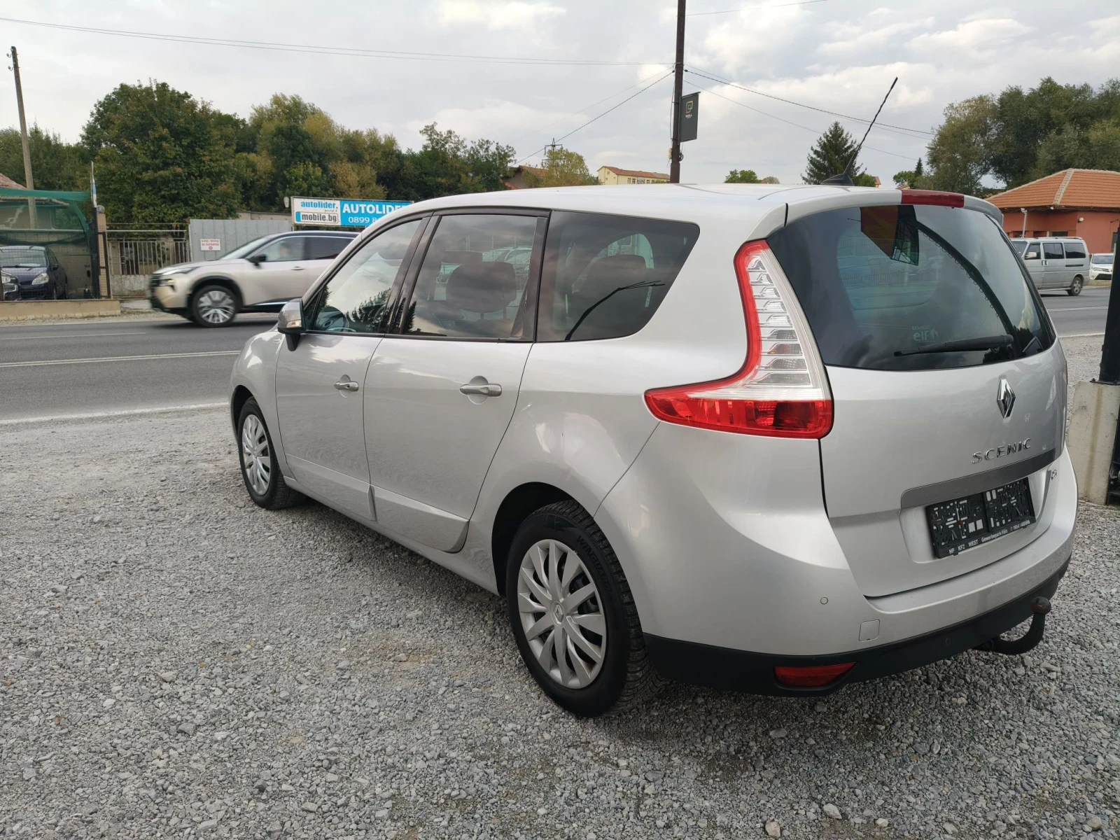Renault Scenic 1.5dci, снимка 4 - Автомобили и джипове - 56433962