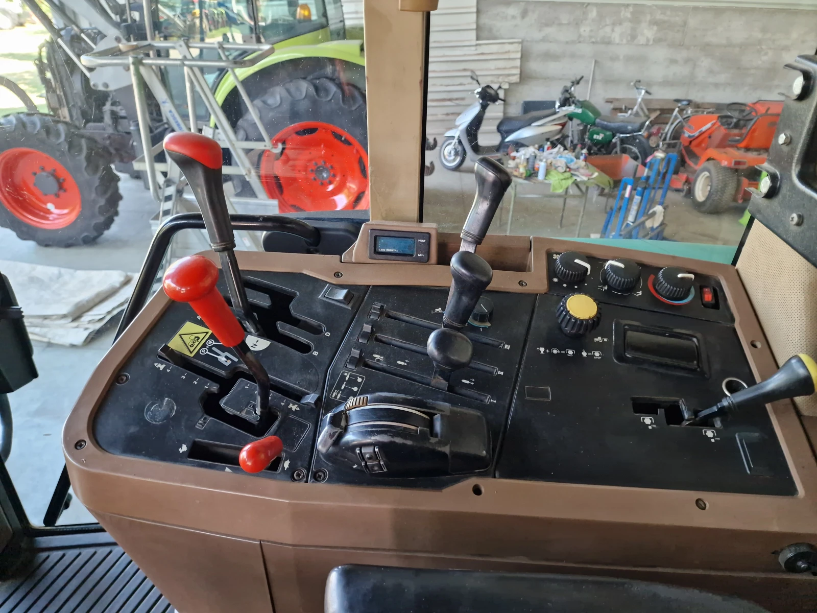 Трактор John Deere 7700 - изображение 10