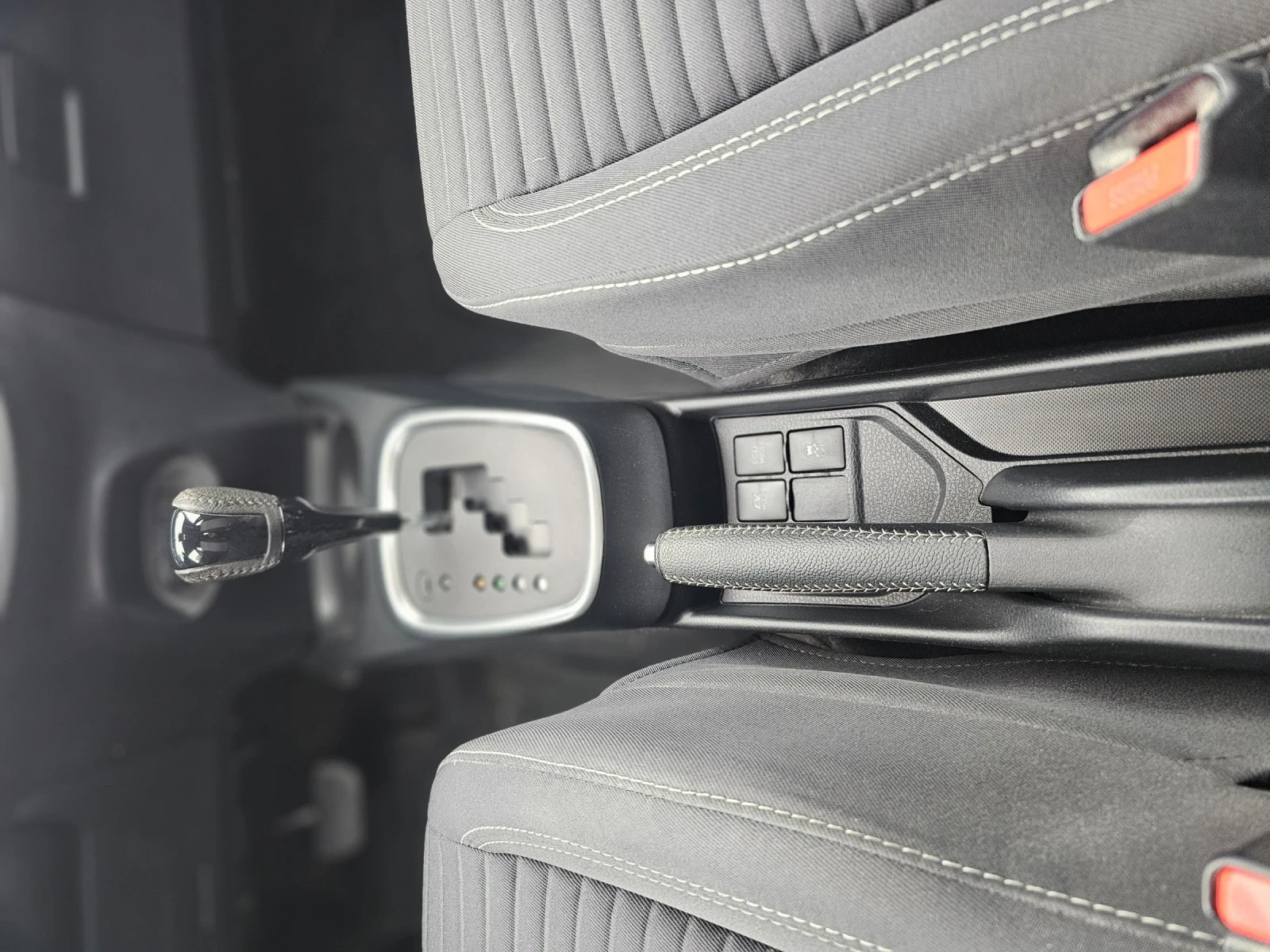 Toyota Yaris Elegance 1.5 e-CVT, снимка 12 - Автомобили и джипове - 53720763