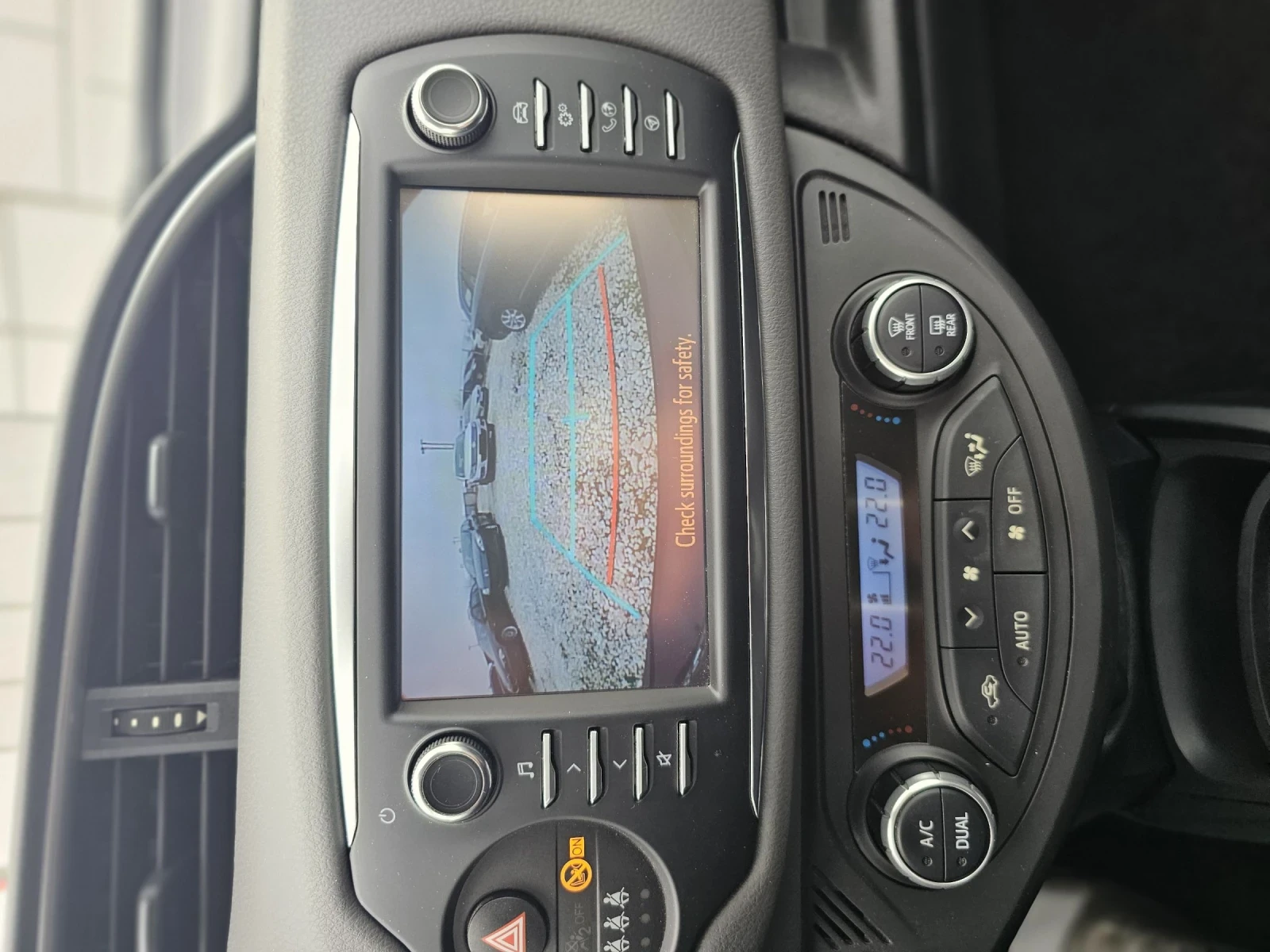 Toyota Yaris Elegance 1.5 e-CVT - изображение 10