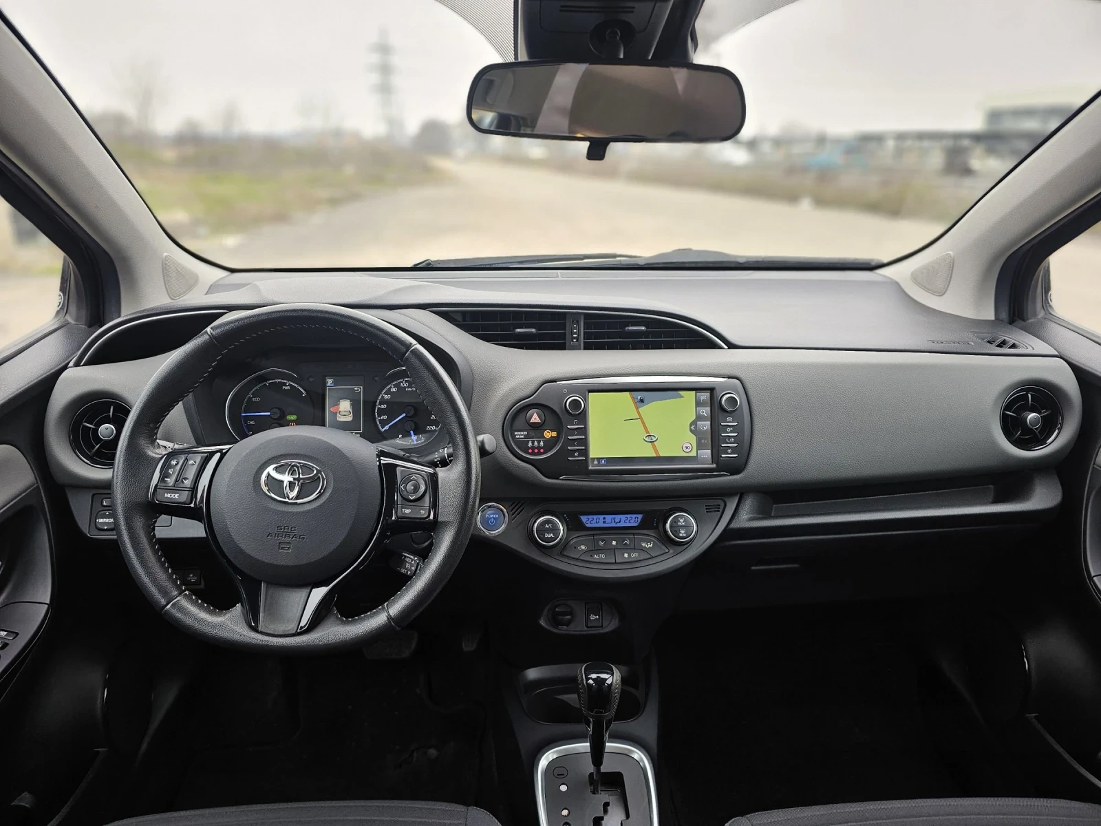 Toyota Yaris Elegance 1.5 e-CVT - изображение 9