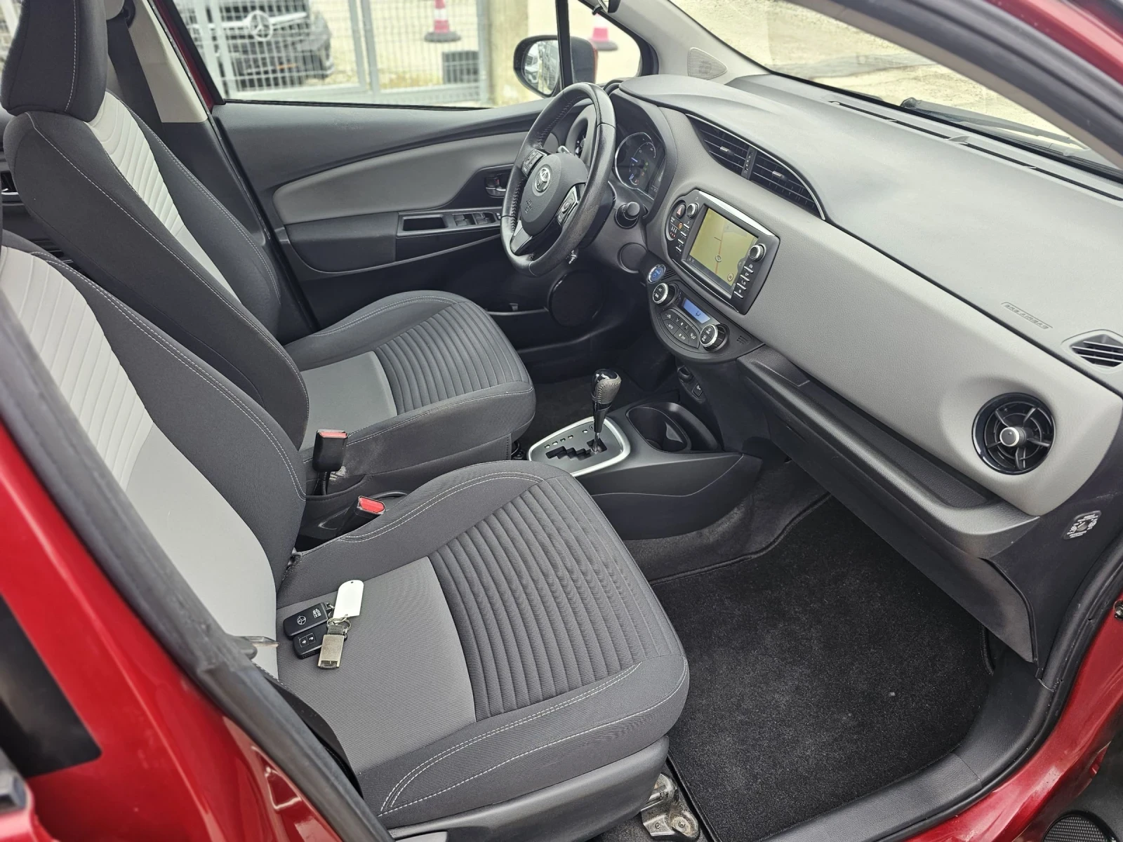 Toyota Yaris Elegance 1.5 e-CVT - изображение 6