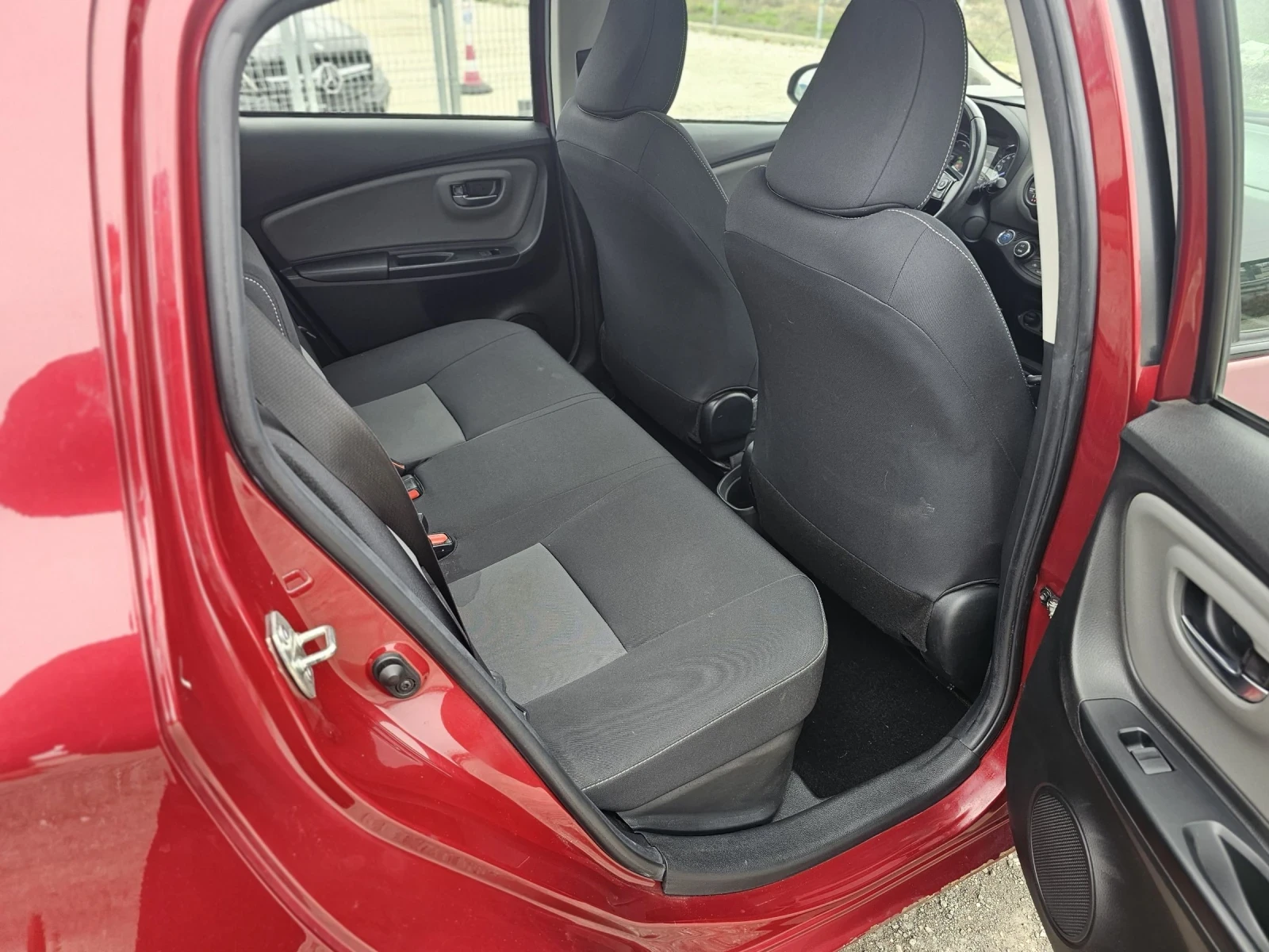 Toyota Yaris Elegance 1.5 e-CVT - изображение 7