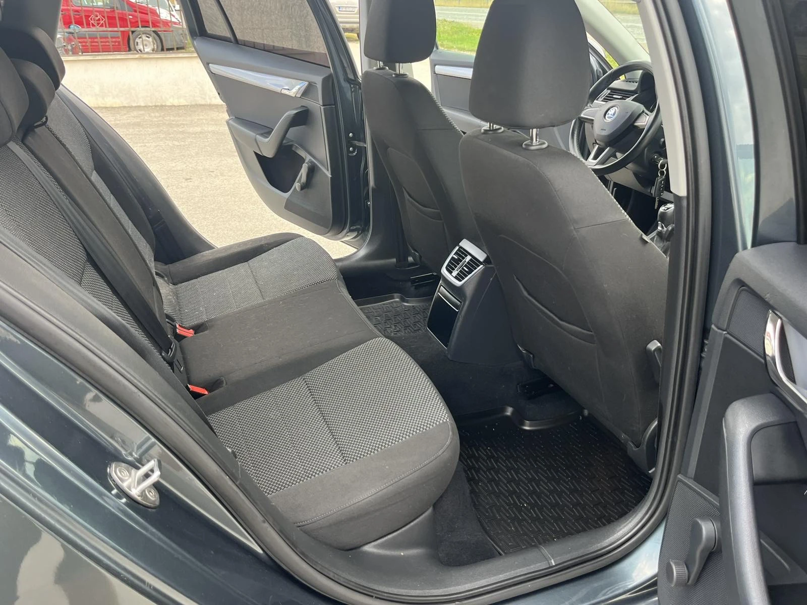 Skoda Octavia 1.6TDI 110кс 4Х4 6 СКОРОСТИ КЛИМАТИК АВТОПИЛОТ , снимка 10 - Автомобили и джипове - 55270252