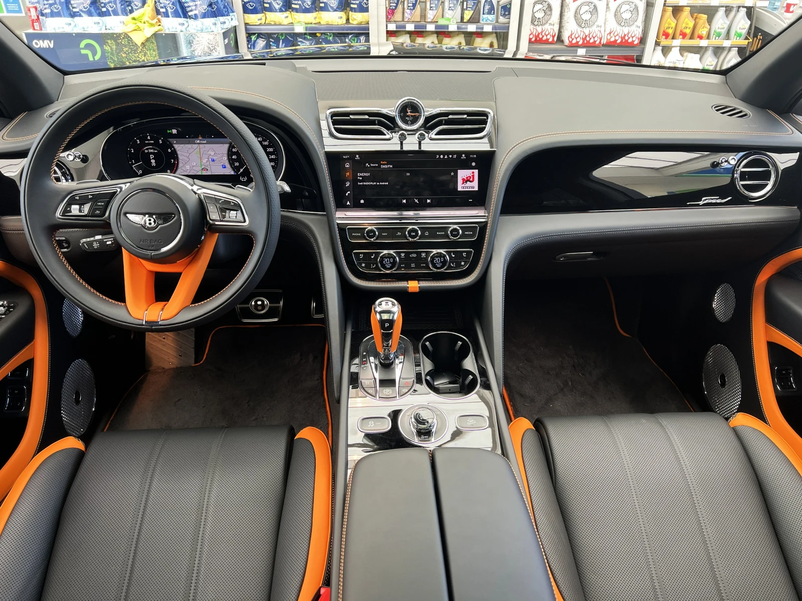 Bentley Bentayga SPEED/ NEW MODEL/CERAMIC/AKRAPOVIC/PANO/NAIM/, снимка 15 - Автомобили и джипове - 54227389