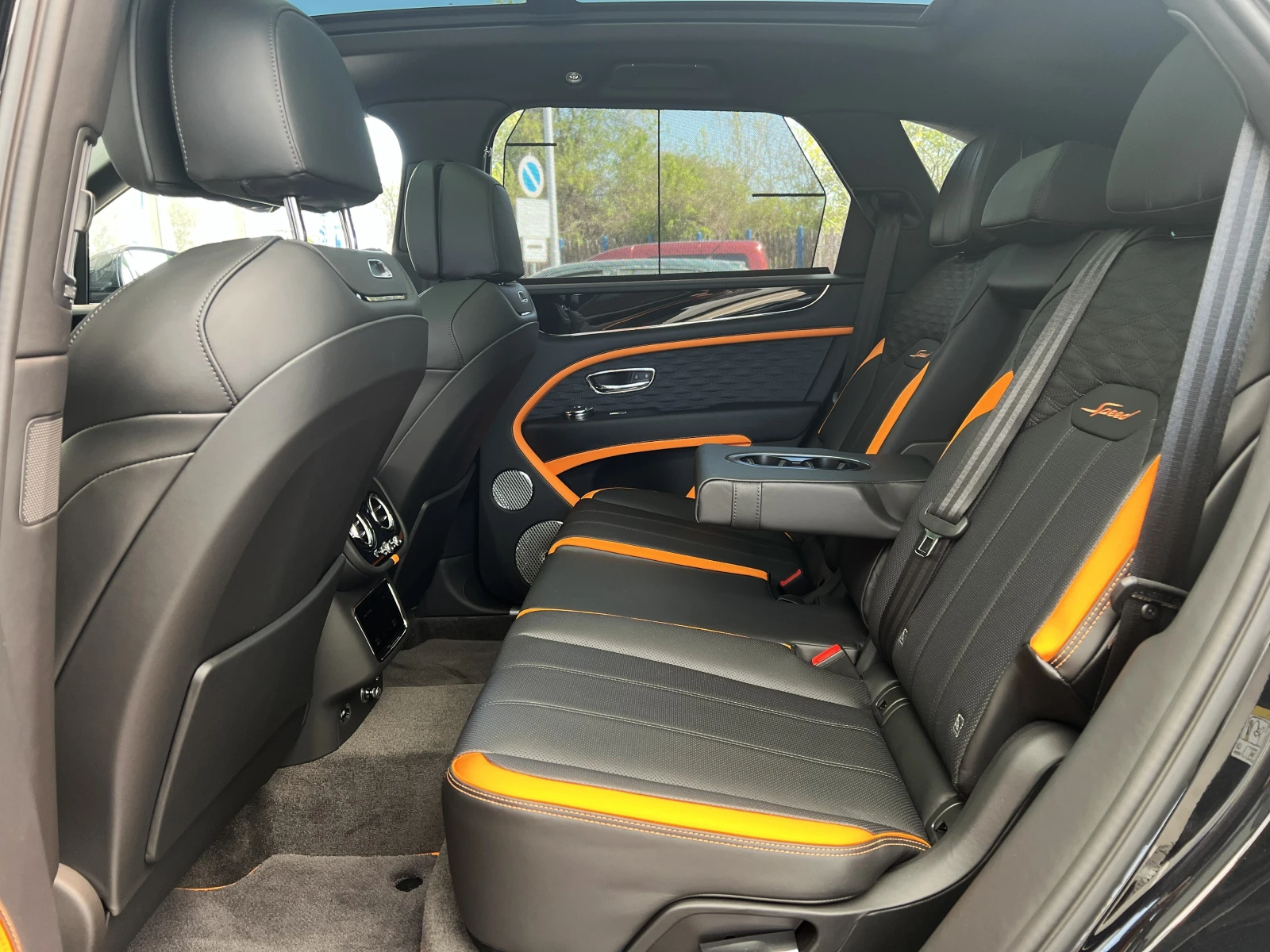 Bentley Bentayga SPEED/ NEW MODEL/CERAMIC/AKRAPOVIC/PANO/NAIM/, снимка 12 - Автомобили и джипове - 54227389