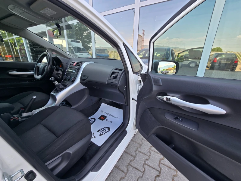 Toyota Auris D-4D !! FACELIFT !!, снимка 16 - Автомобили и джипове - 52322579