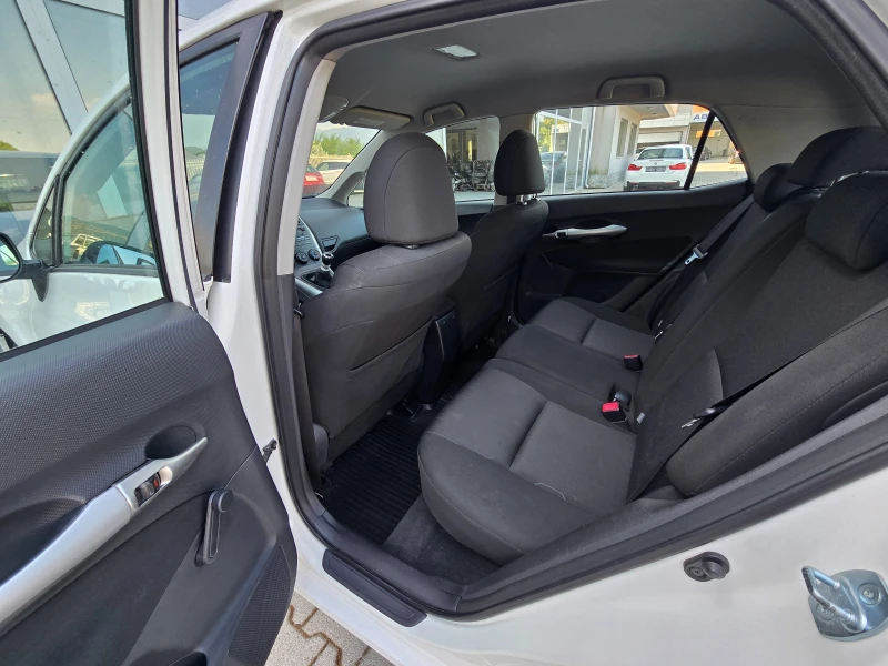 Toyota Auris D-4D !! FACELIFT !!, снимка 13 - Автомобили и джипове - 52322579