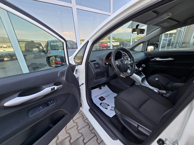 Toyota Auris D-4D !! FACELIFT !!, снимка 10 - Автомобили и джипове - 52322579